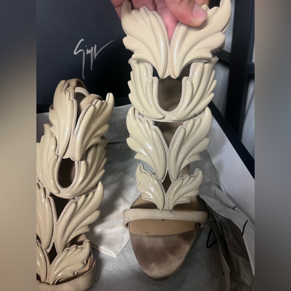 Giuseppe iconic beige heel